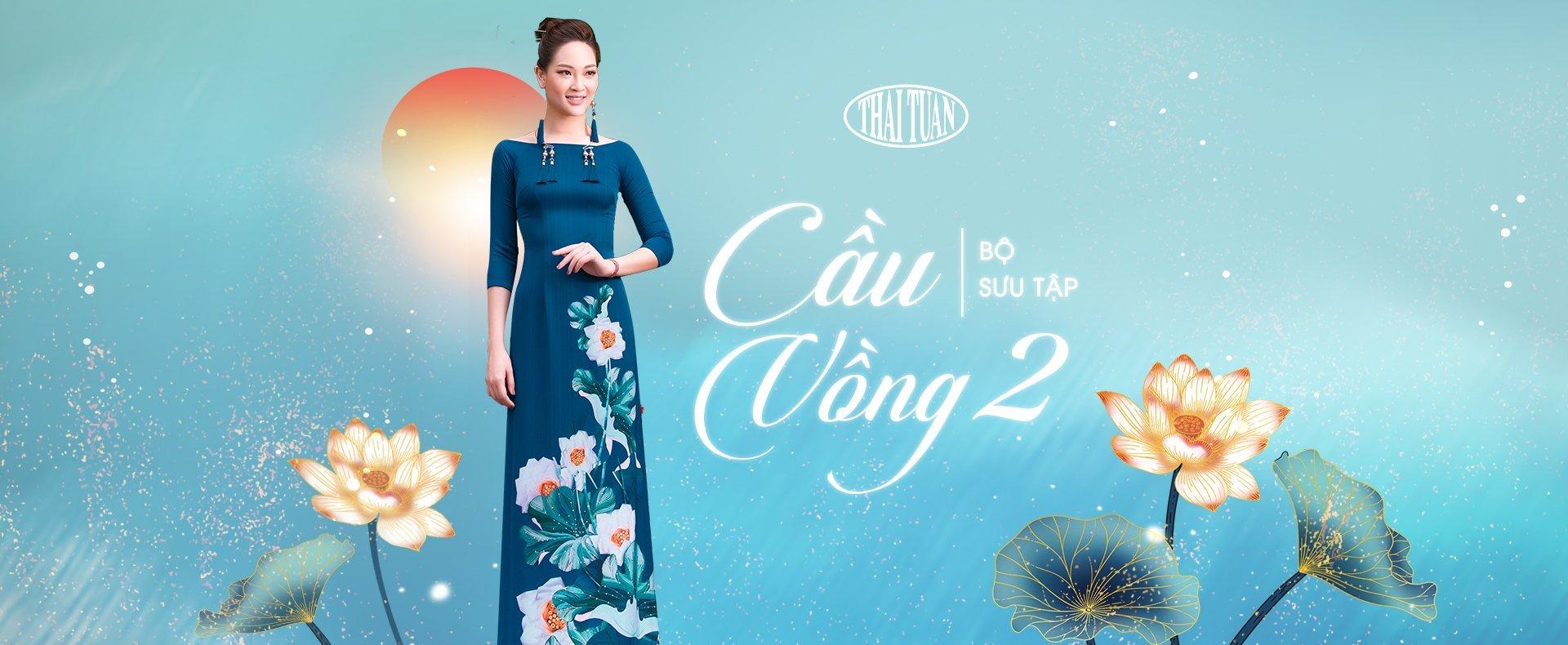 Khách hàng chọn lựa chất liệu vải may áo dài tại Hương VIP Phố Huế